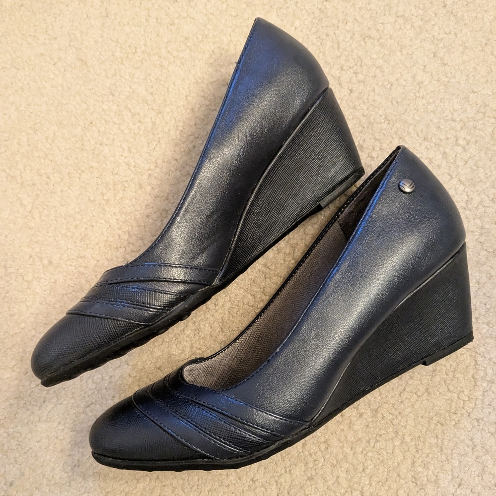 Life Stride Black Wedge Pumps